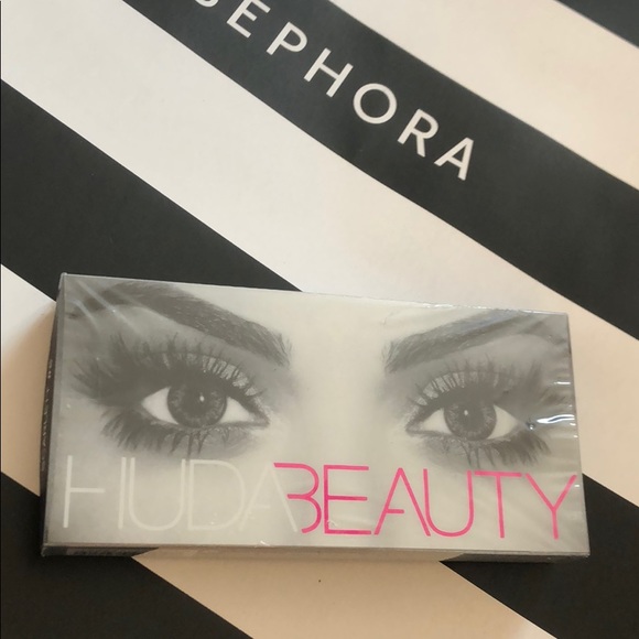 Huda beauty lashes - Picture 2 of 3